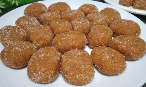 भगवान कृष्ण को करना चाहते हैं सबसे ज्यादा प्रसन्न, तो घर पर बनाएं मथुरा के फेमस पेड़े, रेसिपी बेहद आसान