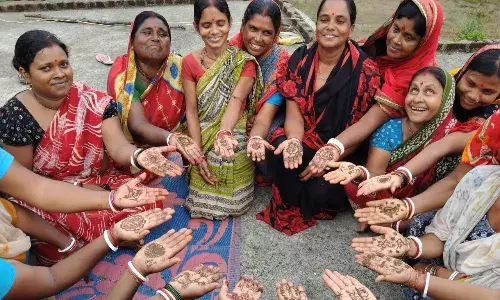 महिलाओं ने रंगोली एवं मेंहदी के जरिए दिया देशभक्ति का संदेश महिलाओं ने रंगोली एवं मेंहदी के जरिए दिया देशभक्ति का संदेश