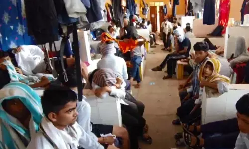 नवोदय के १०० से भी ज्यादा छात्र-छात्राओं ने स्वयं को ७ घंटे हॉस्टल में कैद रखा नवोदय के १०० से भी ज्यादा छात्र-छात्राओं ने स्वयं को ७ घंटे हॉस्टल में कैद रखा