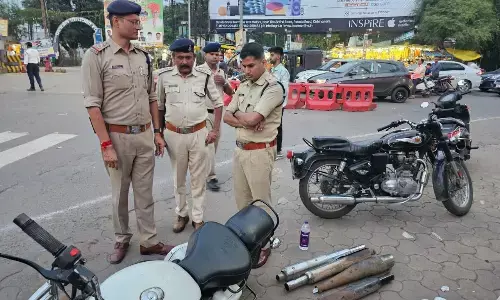 काली फिल्म लगी कार और तेज आवाज बुलेट सवारों पर पैनी नजर काली फिल्म लगी कार और तेज आवाज बुलेट सवारों पर पैनी नजर