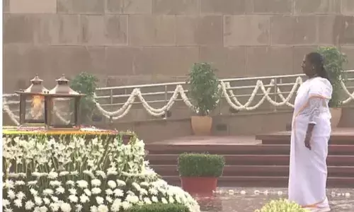 राष्ट्रपति द्रौपदी मुर्मू ने स्वतंत्रता दिवस के अवसर पर राष्ट्रीय युद्ध स्मारक पर श्रद्धांजलि अर्पित की राष्ट्रपति द्रौपदी मुर्मू ने स्वतंत्रता दिवस के अवसर पर राष्ट्रीय युद्ध स्मारक पर श्रद्धांजलि अर्पित की