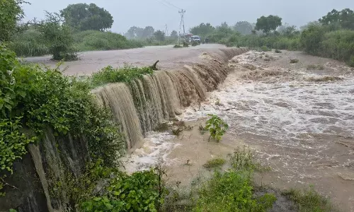जमकर बरसे बदरा, उफान पर नदी-नाले, कई गांवों का संपर्क टूटा, बांध के 9 दरवाजे खुले जमकर बरसे बदरा, उफान पर नदी-नाले, कई गांवों का संपर्क टूटा, बांध के 9 दरवाजे खुले