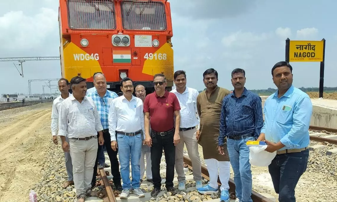 नागौद रेलवे स्टेशन तक रेल, पटरी लेकर पहुंची मालगाड़ी नागौद रेलवे स्टेशन तक रेल, पटरी लेकर पहुंची मालगाड़ी