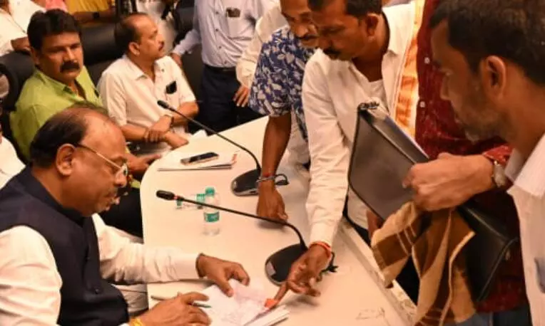 पालकमंत्री बावनकुले ने जनसंवाद कार्यक्रम में लोगों की समस्याओं को समझा, कहा - समाधान किया जाएगा पालकमंत्री बावनकुले ने जनसंवाद कार्यक्रम में लोगों की समस्याओं को समझा, कहा - समाधान किया जाएगा