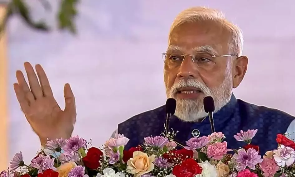 संविधान को सिर पर रखकर नाचने वालों ने ही उसे कुचला, PM मोदी ने कांग्रेस को लिया आड़े हाथ संविधान को सिर पर रखकर नाचने वालों ने ही उसे कुचला, PM मोदी ने कांग्रेस को लिया आड़े हाथ