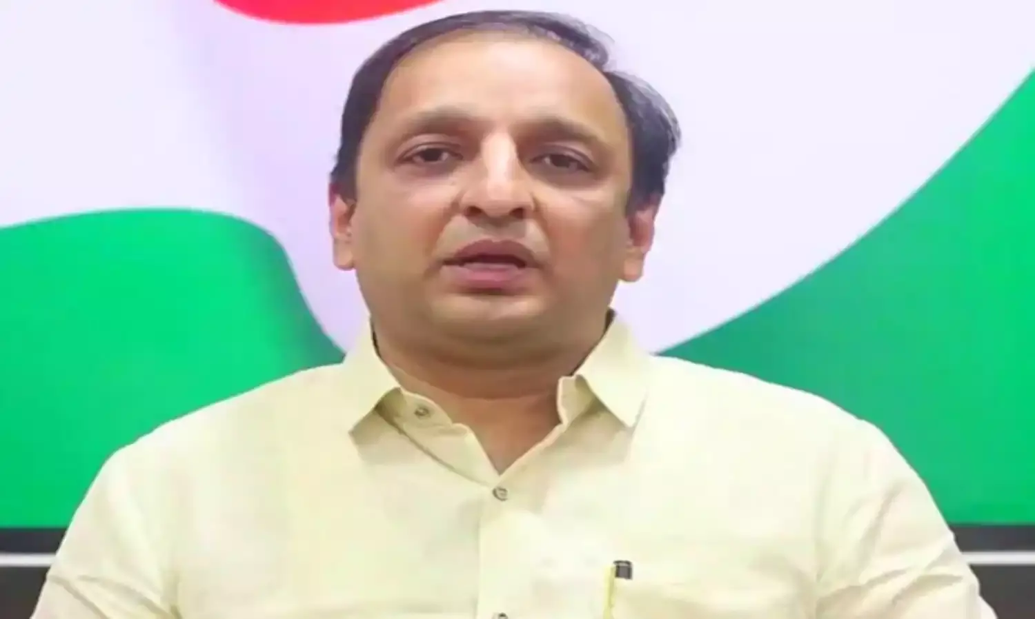दुबई जैसा शहर बसाने से पहले मुख्यमंत्री फडणवीस 100 स्मार्ट सिटी दिखाएं