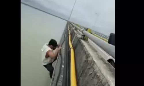 असम के ब्रिज पर एक शख्स लगा रहा था स्टंट, वीडियो देखकर लोग हो गए हैरान असम के ब्रिज पर एक शख्स लगा रहा था स्टंट, वीडियो देखकर लोग हो गए हैरान