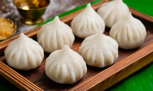 गणपति बप्पा को करना है खुश, तो घर पर ही बनाएं एकदम ट्रेडिशनल और स्वादिष्ट मोदक, यहां देखें रेसिपी