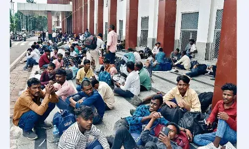 वेटिंग अभी भी कम नहीं, प्लेटफाॅर्म के बाहर तक यात्रियों की भीड़ वेटिंग अभी भी कम नहीं, प्लेटफाॅर्म के बाहर तक यात्रियों की भीड़