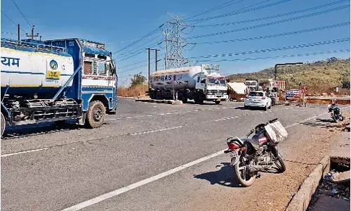 सपाट रोड पर बढ़ा हैवी ट्रैफिक, स्पीड ब्रेकर न होने से हादसों का खतरा सपाट रोड पर बढ़ा हैवी ट्रैफिक, स्पीड ब्रेकर न होने से हादसों का खतरा