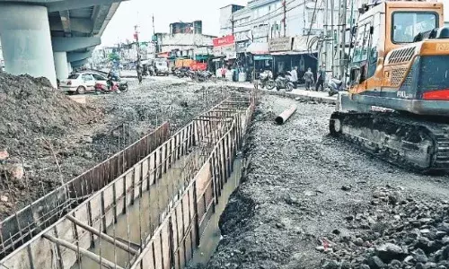 फ्लाईओवर एक्सटेंशन के नीचे की सड़क बनने के साथ झटके खा रहे वाहन फ्लाईओवर एक्सटेंशन के नीचे की सड़क बनने के साथ झटके खा रहे वाहन