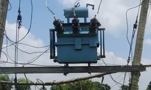 ट्रांसफार्मर खराब होने से धरमपुर गांव की बिजली बंद,लोग परेशान ट्रांसफार्मर खराब होने से धरमपुर गांव की बिजली बंद,लोग परेशान