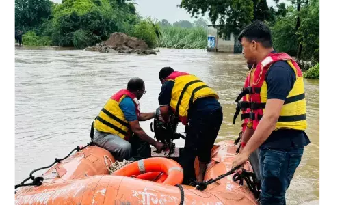 देर रात पुल पार करते समय जीप बही, तीन युवकों को मशक्कत से बचाया, एक की मौत