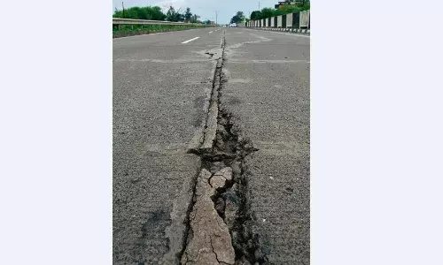 मानसून सीजन में भोपाल हाईवे की हालत पस्त, गड्ढे और दरारों से जानलेवा हालात मानसून सीजन में भोपाल हाईवे की हालत पस्त, गड्ढे और दरारों से जानलेवा हालात