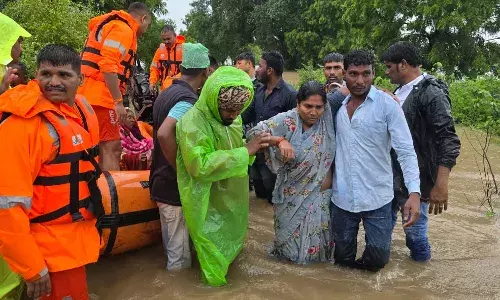 मुखेड़ तहसील में बादल फटा 6 गांवों में घुसा पानी, 3 लोगों की मौत - 12 लापता मुखेड़ तहसील में बादल फटा 6 गांवों में घुसा पानी, 3 लोगों की मौत - 12 लापता