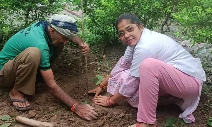 ड्रेसकोड में नहीं आने पर 4 नर्सिंग, ऑफिसरों को पौधा रोपने की सजा ड्रेसकोड में नहीं आने पर 4 नर्सिंग, ऑफिसरों को पौधा रोपने की सजा