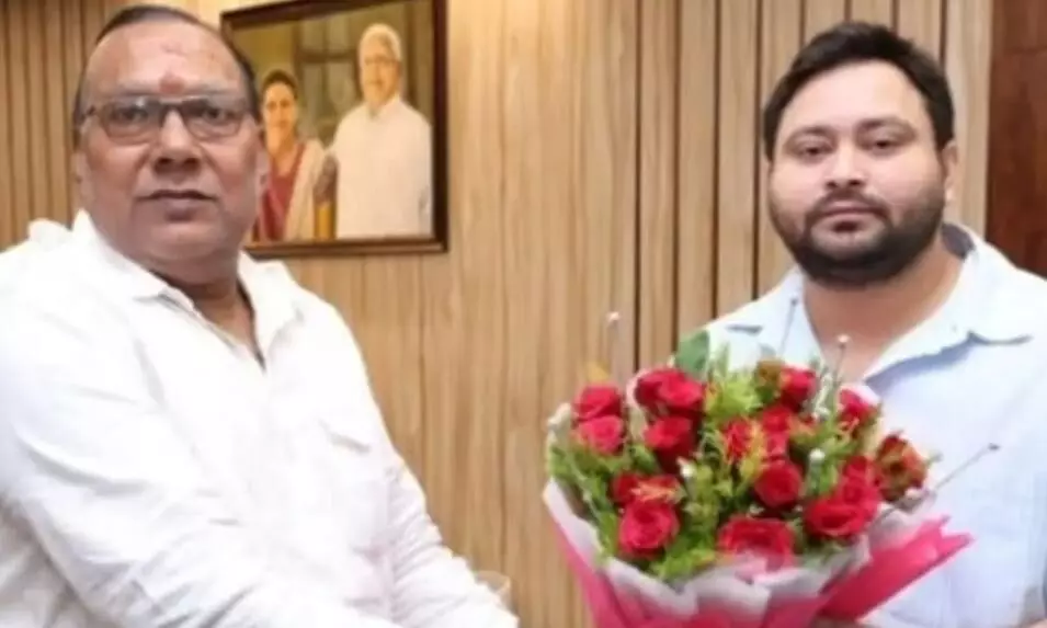 बिहार चुनाव से पहले नीतीश कुमार की पार्टी को लगा बड़ा झटका, चार बार के विधायक रहे इस नेता ने आरजेडी का थामा दामन बिहार चुनाव से पहले नीतीश कुमार की पार्टी को लगा बड़ा झटका, चार बार के विधायक रहे इस नेता ने आरजेडी का थामा दामन
