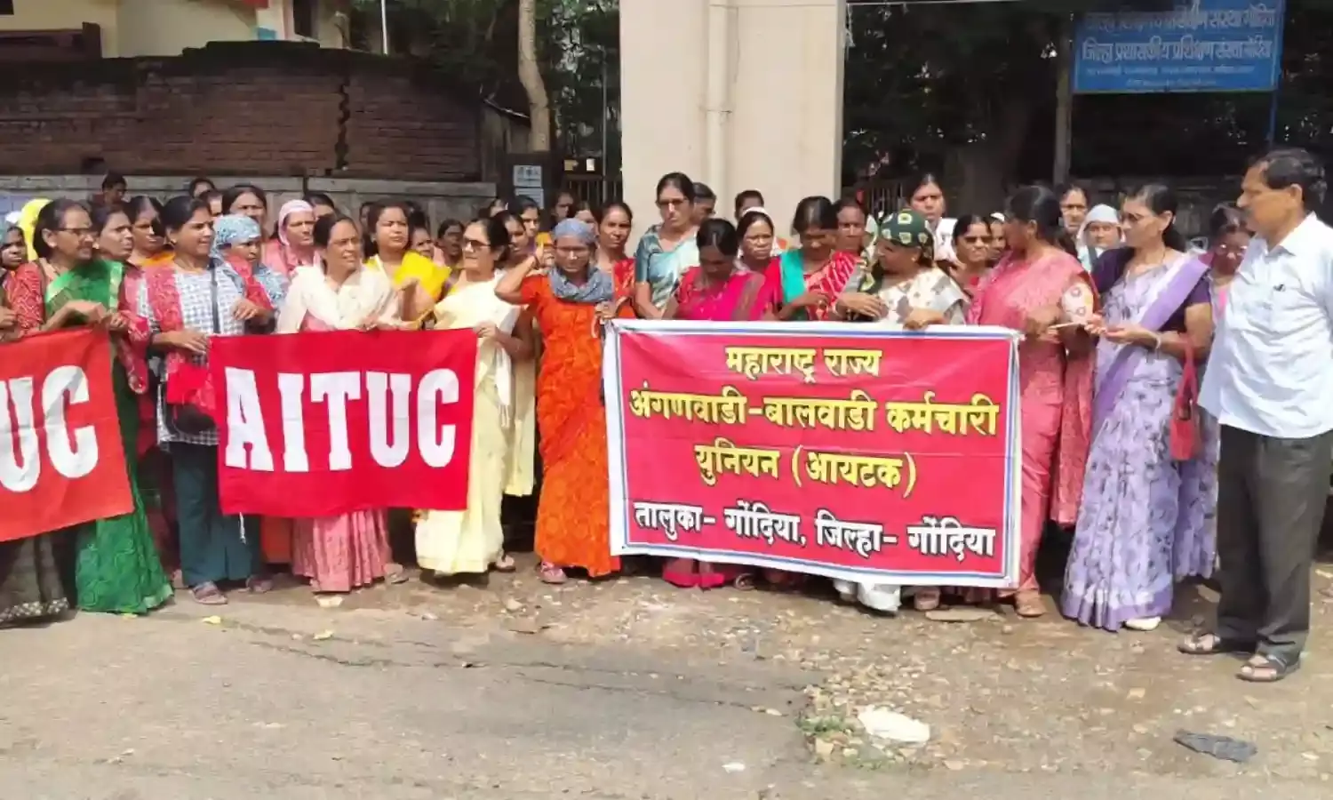 आंगनवाड़ी के अलावा दूसरे काम नहीं करेंगे , आंदोलन पर उतरे कर्मचारी