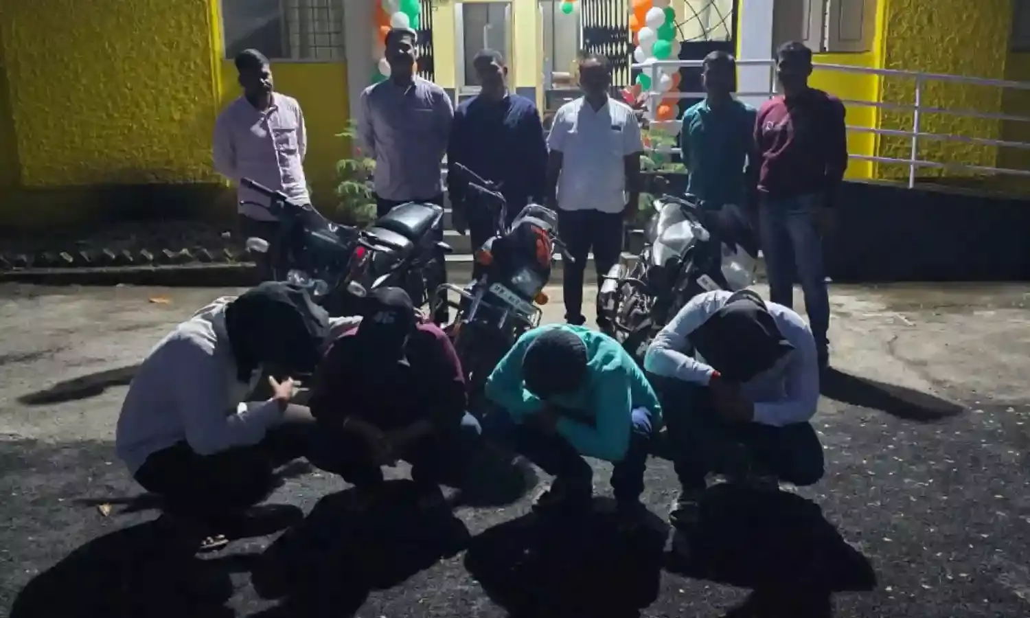 बीड के अंबाजोगाई में जुआ अड्डे पर पुलिस की छापेमारी
