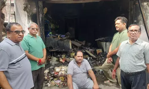 किराना दुकान में फ्रीजर का कम्प्रेशर फटने से भडक़ी आग, भारी नुकसान किराना दुकान में फ्रीजर का कम्प्रेशर फटने से भडक़ी आग, भारी नुकसान