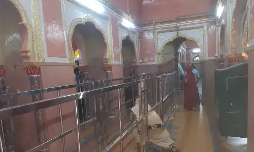 श्री जुगल किशोर जी मंदिर में रेलिंग लगाने का विरोध, दर्शनार्थियों को हो रही परेशानी श्री जुगल किशोर जी मंदिर में रेलिंग लगाने का विरोध, दर्शनार्थियों को हो रही परेशानी