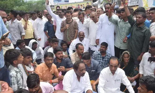 अन्नदाता सड़क पर- खाद के लिए जिले भर में प्रदर्शन, चौरई में पथराव, किसान परेशान