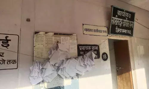 तहसीलदारों की कलम बंद हड़ताल से किसान और आम नागरिक परेशान तहसीलदारों की कलम बंद हड़ताल से किसान और आम नागरिक परेशान