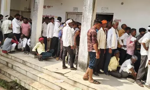 तीन दिन की छुट्टी के बाद शुरू हुआ खाद वितरण, किसानी की उमड़ी भीड़, अव्यवस्था का अलाम तपती दोपहर में पीने का पानी भी नसीब नहीं तीन दिन की छुट्टी के बाद शुरू हुआ खाद वितरण, किसानी की उमड़ी भीड़, अव्यवस्था का अलाम तपती दोपहर में पीने का पानी भी नसीब नहीं