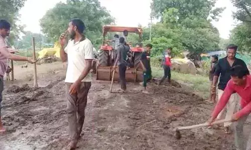 भंडारा में युवाओं ने श्रमदान कर की कीचड़ से पटे रास्ते की सफाई