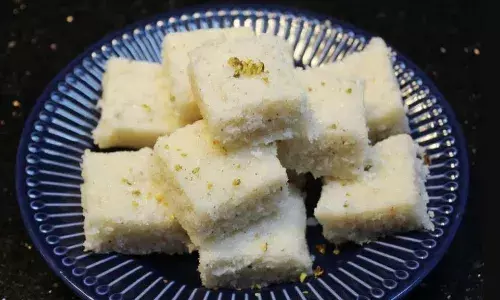 हरतालिका तीज पर रखा है व्रत और करती हैं शंकर पार्वती की पूजा, तो घर पर अपने हाथों से बनाएं नारियल की बर्फी का ये खास भोग, यहां देखें रेसिपी