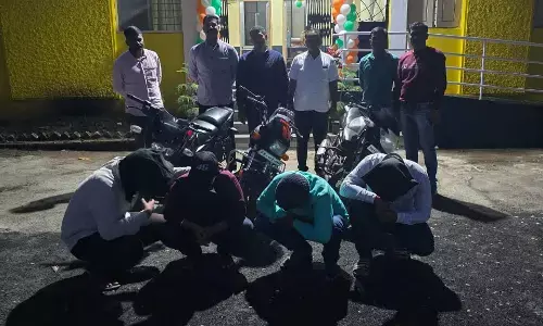 बीड के अंबाजोगाई में जुआ अड्डे पर पुलिस की छापेमारी बीड के अंबाजोगाई में जुआ अड्डे पर पुलिस की छापेमारी