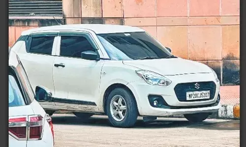 तेज रफ्तार से कोर्ट परिसर में दाखिल हुई काली फिल्म लगी कार, घंटों तक खड़ी रही तेज रफ्तार से कोर्ट परिसर में दाखिल हुई काली फिल्म लगी कार, घंटों तक खड़ी रही