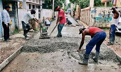 मकान के लेवल से ऊंची बना दी सड़क, नहीं खुल पा रहे कई घरों के दरवाजे मकान के लेवल से ऊंची बना दी सड़क, नहीं खुल पा रहे कई घरों के दरवाजे