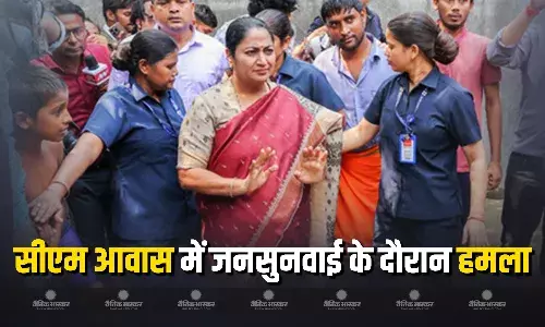 सीएम हाउस में जनसुनवाई के दौरान मुख्यमंत्री रेखा गुप्ता पर हमला, पुलिस ने हमलावर को किया गिरफ्तार सीएम हाउस में जनसुनवाई के दौरान मुख्यमंत्री रेखा गुप्ता पर हमला, पुलिस ने हमलावर को किया गिरफ्तार