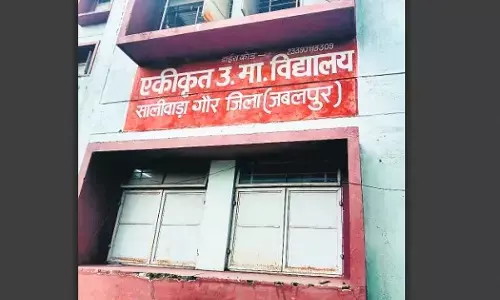 छात्रों ने पान, गुटखे से रंग दीं स्कूल की दीवारें 22 रेस्टिकेट, पुताई कराने 5-5 सौ का जुर्माना छात्रों ने पान, गुटखे से रंग दीं स्कूल की दीवारें 22 रेस्टिकेट, पुताई कराने 5-5 सौ का जुर्माना