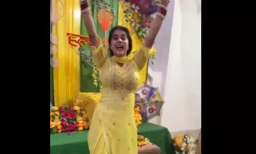 हल्दी सेरेमनी में एक लड़की ने किया ऐसा डांस कि हल्दी छोड़कर सब देख रहे थे उनको, वीडियो हो रहा वायरल