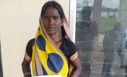 आदिवासी महिला ने अपनी जमीन पर कब्जा करने की धमकी देने वालों की शिकायत आदिवासी महिला ने अपनी जमीन पर कब्जा करने की धमकी देने वालों की शिकायत