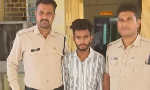6 माह से लापता नाबालिग को झांसी से खोज लाई पुलिस, अगवा कर दुष्कर्म करने का आरोपी भी गिरफ्तार 6 माह से लापता नाबालिग को झांसी से खोज लाई पुलिस, अगवा कर दुष्कर्म करने का आरोपी भी गिरफ्तार