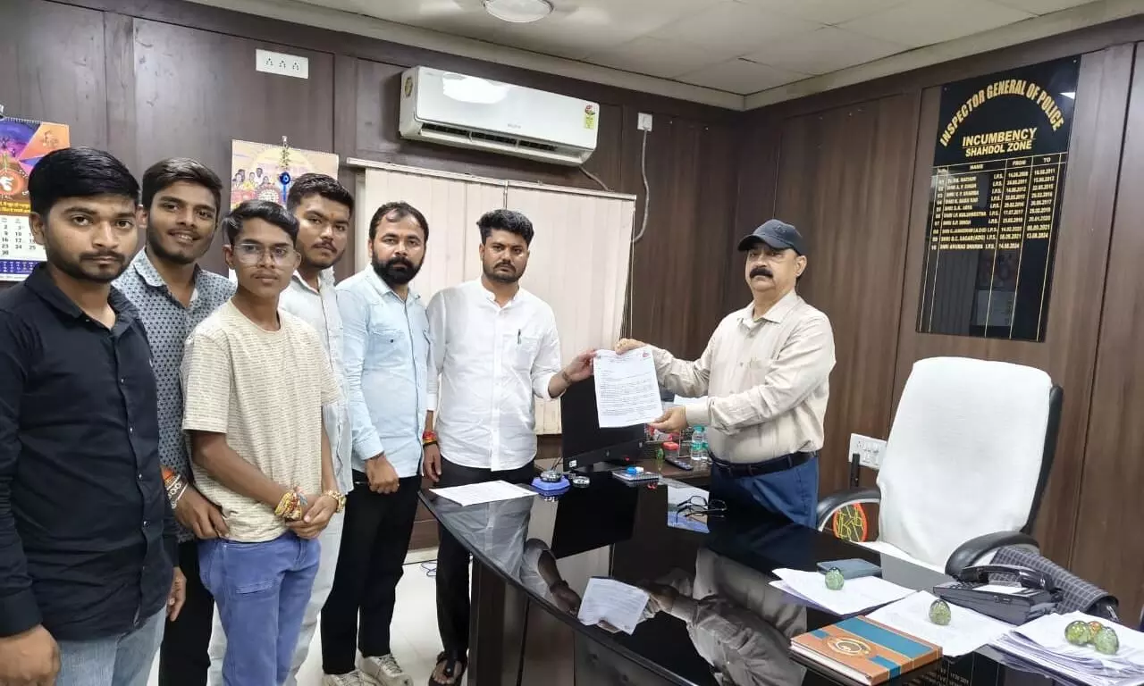 शांतिपूर्ण प्रदर्शन पर एफआईआर के विरोध में एबीवीपी ने आईजी को सौंपा ज्ञापन शांतिपूर्ण प्रदर्शन पर एफआईआर के विरोध में एबीवीपी ने आईजी को सौंपा ज्ञापन
