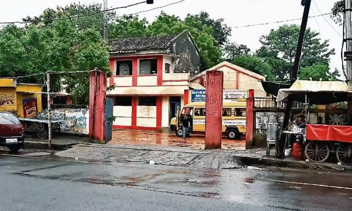 स्कूलों सेे 100 गज दूरी में तम्बाकू बेचने पर रोक फिर भी यहां दीवारों से सटकर बेच रहे