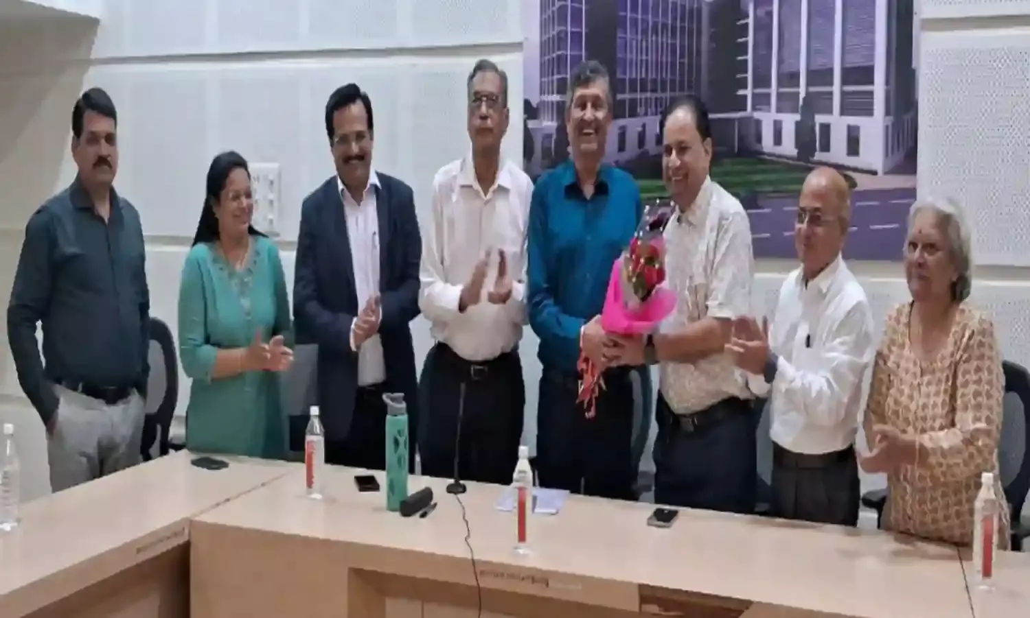 डॉ. बोधनकर को नैरोबी में स्क्रॉल ऑफ ऑनर सम्मान पर कैंसर रिसर्च सेंटर की ओर से सत्कार