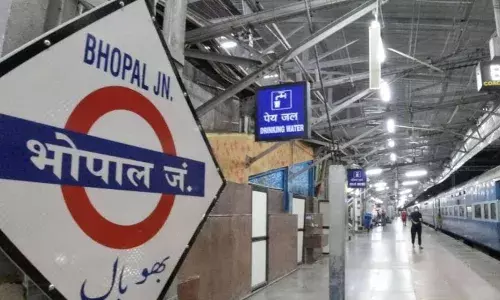 अर्चना ने इटारसी स्टेशन पर ट्रैन में बदले कपड़े, साड़ी पहनी, घूंघट में उतरी, तेजेंदर ने स्टेशन से बाहर निकाला और सारांश ने पहुंचाया काठमांडू अर्चना ने इटारसी स्टेशन पर ट्रैन में बदले कपड़े, साड़ी पहनी, घूंघट में उतरी, तेजेंदर ने स्टेशन से बाहर निकाला और सारांश ने पहुंचाया काठमांडू