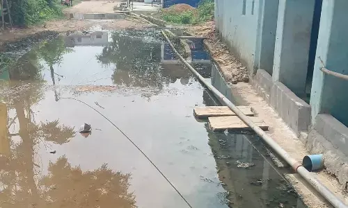 नाली से गंदगी की निकासी नही होने से वार्डवासी परेशान नाली से गंदगी की निकासी नही होने से वार्डवासी परेशान