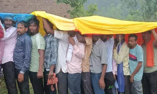 किल्लत के बीच दोगुना दाम में बेची जा रही खाद किल्लत के बीच दोगुना दाम में बेची जा रही खाद