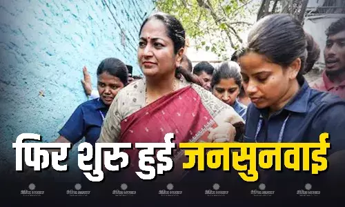सीएम रेखा गुप्ता के सरकारी आवास के बाहर जन सुनवाई के लिए कतार में खड़े लोग सीएम रेखा गुप्ता के सरकारी आवास के बाहर जन सुनवाई के लिए कतार में खड़े लोग
