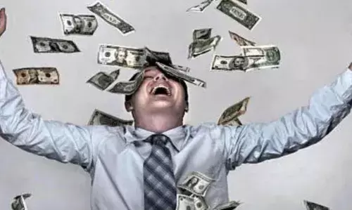 बैंक में अचानक से आए करोड़ों रुपए, रातों-रात शख्स हो गया करोड़पति, बैंक वाले भी रकम देखकर हो गए हैरान बैंक में अचानक से आए करोड़ों रुपए, रातों-रात शख्स हो गया करोड़पति, बैंक वाले भी रकम देखकर हो गए हैरान