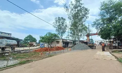 पटवारी निवास के बगल से कब्जे का प्रयास, फेसिंग और रात में निर्माण कार्य के लिए गिराईं ईंटें पटवारी निवास के बगल से कब्जे का प्रयास, फेसिंग और रात में निर्माण कार्य के लिए गिराईं ईंटें