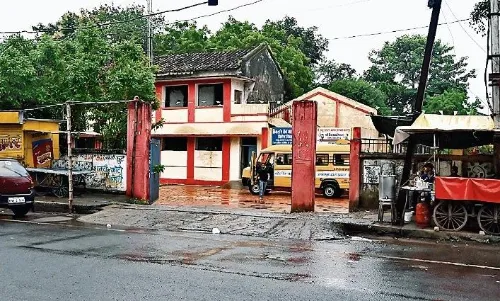 स्कूलों सेे 100 गज दूरी में तम्बाकू बेचने पर रोक फिर भी यहां दीवारों से सटकर बेच रहे स्कूलों सेे 100 गज दूरी में तम्बाकू बेचने पर रोक फिर भी यहां दीवारों से सटकर बेच रहे