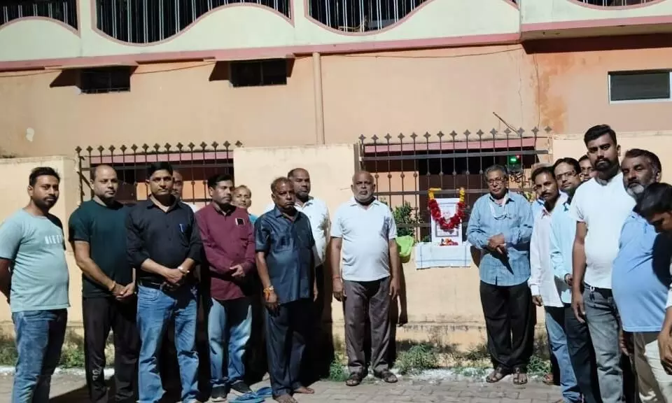 सेन समाज विकास संगठन द्वारा केशशिल्पी संघ के राष्ट्रीय अध्यक्ष को दी श्रृद्धांजलि सेन समाज विकास संगठन द्वारा केशशिल्पी संघ के राष्ट्रीय अध्यक्ष को दी श्रृद्धांजलि