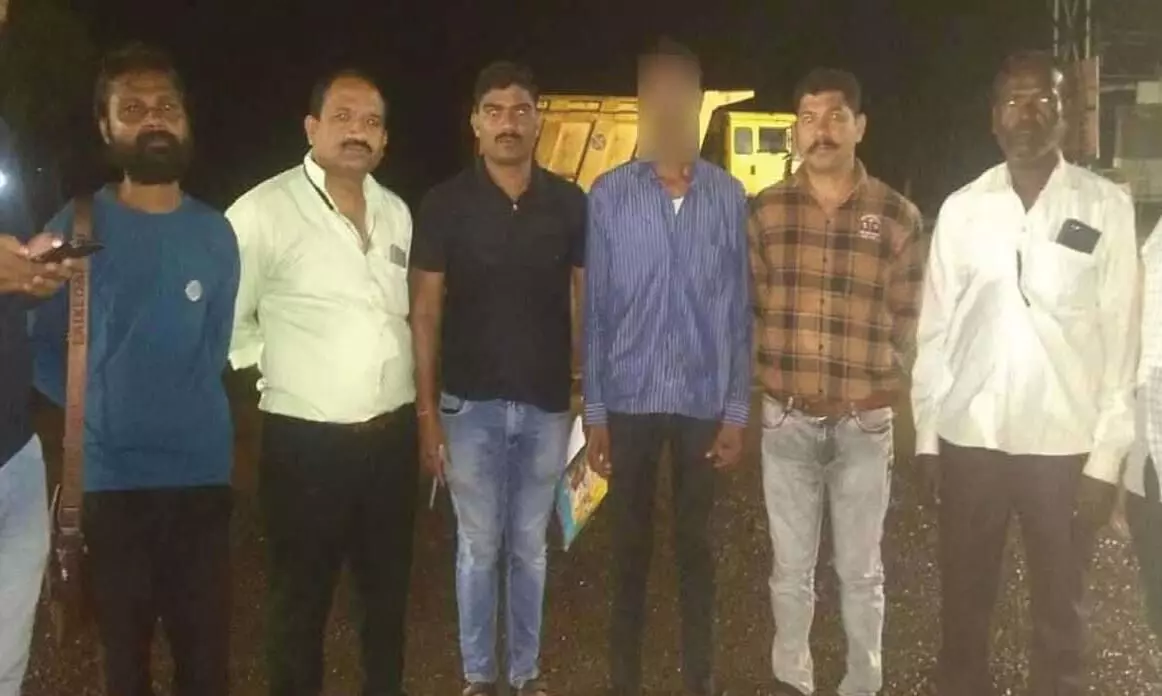 सोने का टुकड़ा चुराने वाले आरोपी को पकड़ा सोने का टुकड़ा चुराने वाले आरोपी को पकड़ा